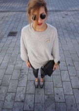 Брошка Chanel (53 фото): як відрізнити оригінал від підробки, камелія літак, брошки в стилі Коко Шанель із бісеру