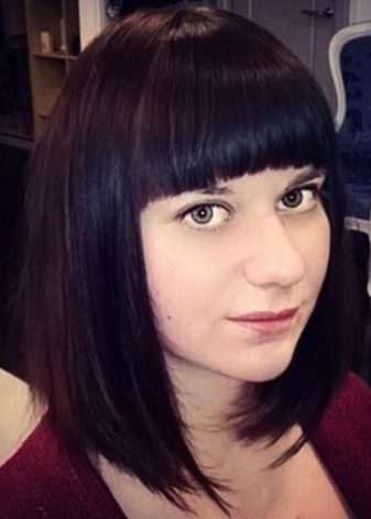 Брюнетки з чубчиком (55 фото): вибір зачіски для дівчат з довгим волоссям, гарні приклади чілок у актрис