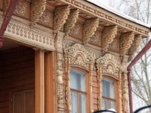 Будинкова різьба (32 фото): прикрашення зовнішнього вигляду будинку прорізній різьбленням, приклади малюнків і накладних елементів різьблених фасадів, технологія роботи по дереву