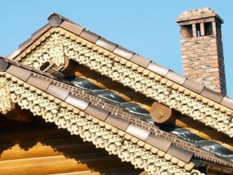 Будинкова різьба (32 фото): прикрашення зовнішнього вигляду будинку прорізній різьбленням, приклади малюнків і накладних елементів різьблених фасадів, технологія роботи по дереву