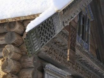 Будинкова різьба (32 фото): прикрашення зовнішнього вигляду будинку прорізній різьбленням, приклади малюнків і накладних елементів різьблених фасадів, технологія роботи по дереву