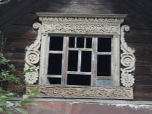 Будинкова різьба (32 фото): прикрашення зовнішнього вигляду будинку прорізній різьбленням, приклади малюнків і накладних елементів різьблених фасадів, технологія роботи по дереву