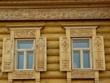 Будинкова різьба (32 фото): прикрашення зовнішнього вигляду будинку прорізній різьбленням, приклади малюнків і накладних елементів різьблених фасадів, технологія роботи по дереву