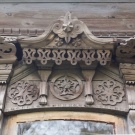 Будинкова різьба (32 фото): прикрашення зовнішнього вигляду будинку прорізній різьбленням, приклади малюнків і накладних елементів різьблених фасадів, технологія роботи по дереву