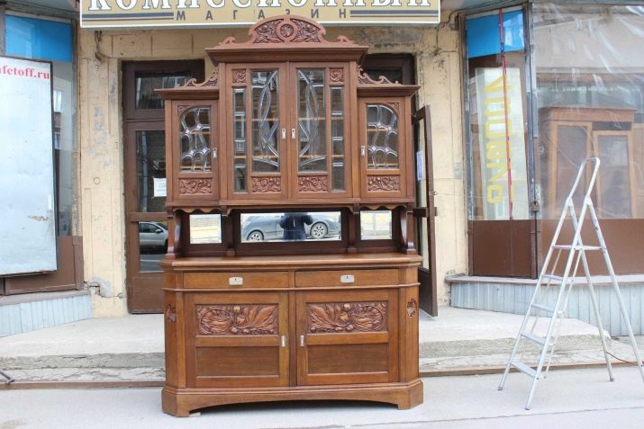 Буфети для вітальні: вибираємо кутові буфети-шафи, буфети-комоди і інші моделі для посуду, меблі в стилі класики кольору венге і інших відтінків
