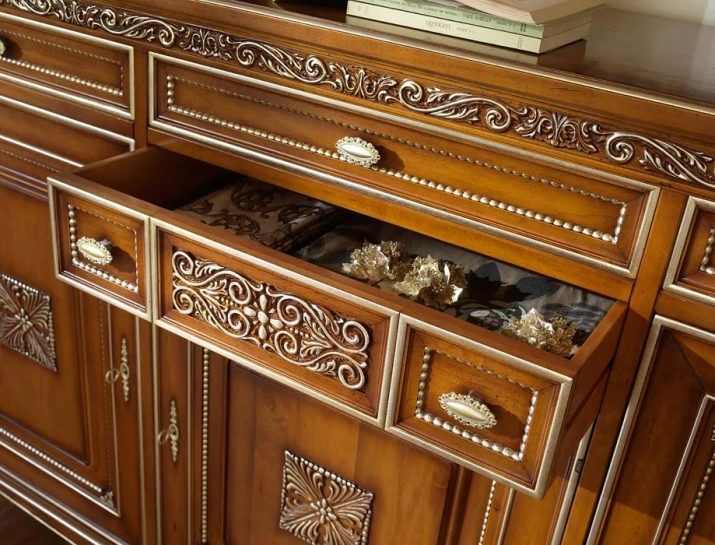 Буфети для вітальні: вибираємо кутові буфети-шафи, буфети-комоди і інші моделі для посуду, меблі в стилі класики кольору венге і інших відтінків