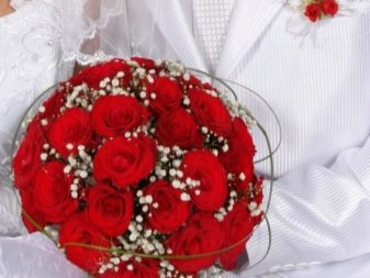 Букет з червоних троянд (58 фото): весільні композиції з дрібними фрезиями і гипсофилами