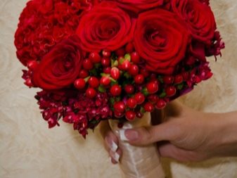 Букет з червоних троянд (58 фото): весільні композиції з дрібними фрезиями і гипсофилами