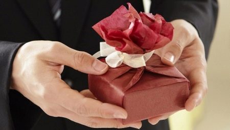Бюджетні подарунки: солодкі подарунки, бокси, дешеві сувеніри та інші ідеї самих недорогих подарунків