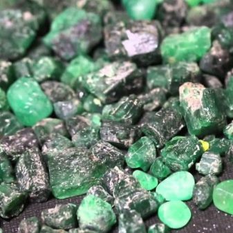 Цаворіт (19 фото): що це за камінь? Характеристика та властивості. Особливості натурального зеленого граната
