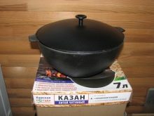 Чавунні казани (30 фото): моделі з кришкою і піччю на 8, 12 і 16 літрів, особливості казанів з Узбекистану. Як підготувати до першого використання?