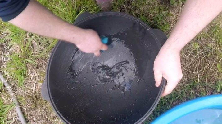 Чавунні казани (30 фото): моделі з кришкою і піччю на 8, 12 і 16 літрів, особливості казанів з Узбекистану. Як підготувати до першого використання?