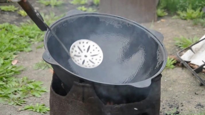 Чавунні казани (30 фото): моделі з кришкою і піччю на 8, 12 і 16 літрів, особливості казанів з Узбекистану. Як підготувати до першого використання?