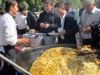 Чавунні казани (30 фото): моделі з кришкою і піччю на 8, 12 і 16 літрів, особливості казанів з Узбекистану. Як підготувати до першого використання?