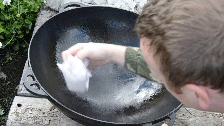Чавунні казани (30 фото): моделі з кришкою і піччю на 8, 12 і 16 літрів, особливості казанів з Узбекистану. Як підготувати до першого використання?