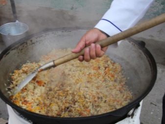 Чавунні казани (30 фото): моделі з кришкою і піччю на 8, 12 і 16 літрів, особливості казанів з Узбекистану. Як підготувати до першого використання?