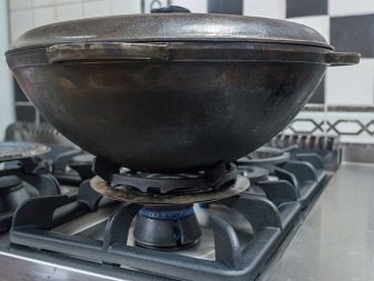 Чавунний посуд: догляд за емальованими виробами з чавуну. Як підготувати до першого використання? Користь і шкода. Чи можна використовувати для індукційної і склокерамічною плит?
