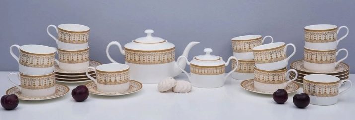 Чайний сервіз: красивий білий сервіз з фарфору, незвичайний чорний подарунковий набір і інші варіанти. Скільки чашок в сервізі?
