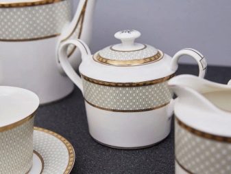 Чайний сервіз: красивий білий сервіз з фарфору, незвичайний чорний подарунковий набір і інші варіанти. Скільки чашок в сервізі?