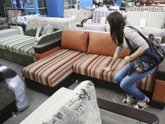 Чохол на кутовий диван (49 фото): як надіти на модель з полицею в кутку? Чохли для дивана без підлокітників і із виступом праворуч або ліворуч
