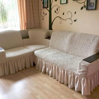 Чохол на кутовий диван (49 фото): як надіти на модель з полицею в кутку? Чохли для дивана без підлокітників і із виступом праворуч або ліворуч