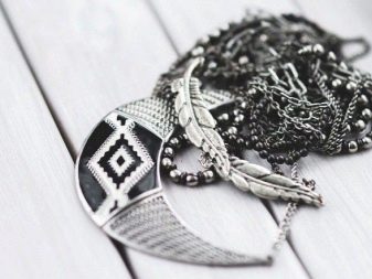 Чому чорніє срібло? Від чого темніє срібло 925 проби, коли його носиш? Як зберігати срібло? Чим покрити виріб, щоб уникнути потемніння?