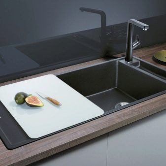 Чорні мийки для кухні (40 фото): вибираємо кухонні мийки з штучного каменю чорного кольору, квадратні і інші моделі