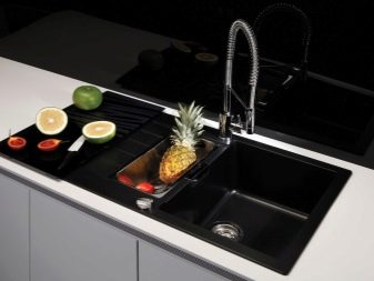 Чорні мийки для кухні (40 фото): вибираємо кухонні мийки з штучного каменю чорного кольору, квадратні і інші моделі