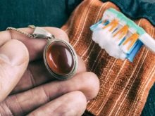Чорніє срібло: причини, від чого воно потемніло на тілі. Що робити?