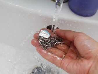 Чорніє срібло: причини, від чого воно потемніло на тілі. Що робити?