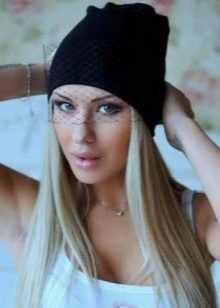 Чорна шапка (71 фото): з написом, зі стразами та камінням, як носити з пуховиком і курткою, моделі з паєтками і з вуаллю
