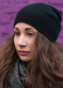 Чорна шапка (71 фото): з написом, зі стразами та камінням, як носити з пуховиком і курткою, моделі з паєтками і з вуаллю