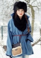 Чорна шапка (71 фото): з написом, зі стразами та камінням, як носити з пуховиком і курткою, моделі з паєтками і з вуаллю