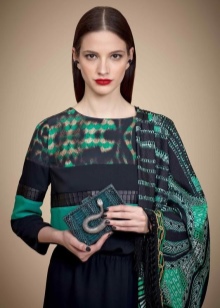 Class Roberto Cavalli (50 фото): сумки та рюкзаки колекції White, пуховик і плаття, гаманець і парасолю з клатчем від бренду