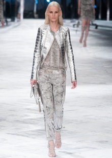 Class Roberto Cavalli (50 фото): сумки та рюкзаки колекції White, пуховик і плаття, гаманець і парасолю з клатчем від бренду
