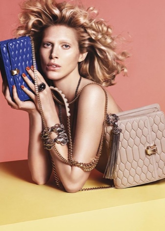 Class Roberto Cavalli (50 фото): сумки та рюкзаки колекції White, пуховик і плаття, гаманець і парасолю з клатчем від бренду