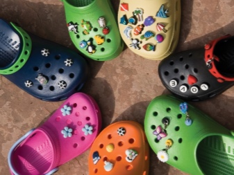 Crocs (74 фото): взуття, гумові чоботи, дитячі сабо і сандалі, жіночі кеди і балетки, в’єтнамки, розмірна сітка