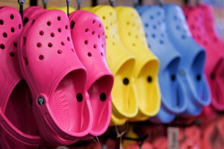 Crocs (74 фото): взуття, гумові чоботи, дитячі сабо і сандалі, жіночі кеди і балетки, в’єтнамки, розмірна сітка