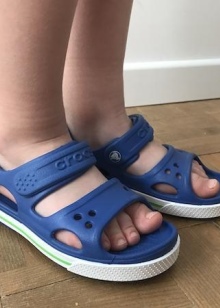 Crocs (74 фото): взуття, гумові чоботи, дитячі сабо і сандалі, жіночі кеди і балетки, в’єтнамки, розмірна сітка
