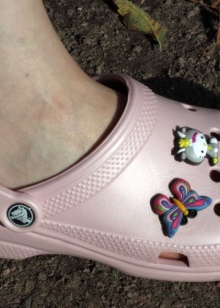 Crocs (74 фото): взуття, гумові чоботи, дитячі сабо і сандалі, жіночі кеди і балетки, в’єтнамки, розмірна сітка