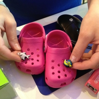 Crocs (74 фото): взуття, гумові чоботи, дитячі сабо і сандалі, жіночі кеди і балетки, в’єтнамки, розмірна сітка