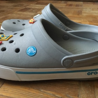 Crocs (74 фото): взуття, гумові чоботи, дитячі сабо і сандалі, жіночі кеди і балетки, в’єтнамки, розмірна сітка