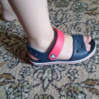 Crocs (74 фото): взуття, гумові чоботи, дитячі сабо і сандалі, жіночі кеди і балетки, в’єтнамки, розмірна сітка