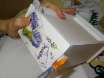 Декупаж комода (29 фото): декорування старого комода в домашніх умовах в стилі прованс, заготовки для декупажу своїми руками