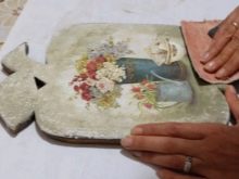 Декупаж на дереві (32 фото): техніка декупажу для початківців покроково з серветок. Як зробити декупаж з фотографій на дерев’яній поверхні?