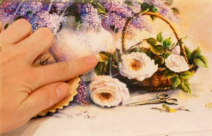 Декупаж підноса (22 фото): майстер-клас з декупажу дерев’яного, пластикового і металевого підносів, ідеї декупажу підноса з дощок в стилі прованс