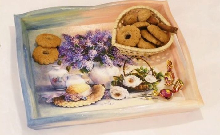 Декупаж підноса (22 фото): майстер-клас з декупажу дерев’яного, пластикового і металевого підносів, ідеї декупажу підноса з дощок в стилі прованс