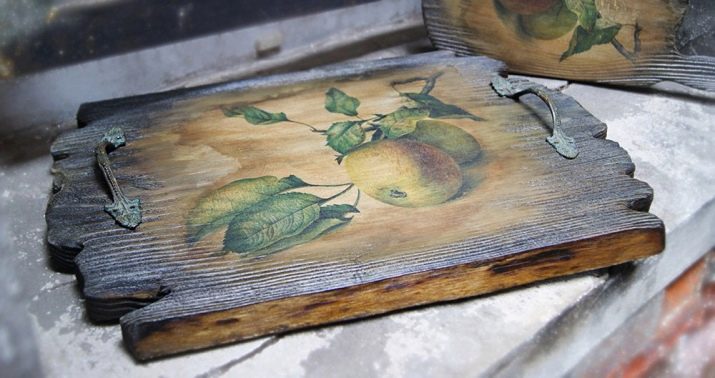 Декупаж підноса (22 фото): майстер-клас з декупажу дерев’яного, пластикового і металевого підносів, ідеї декупажу підноса з дощок в стилі прованс