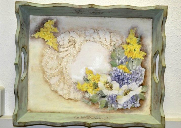 Декупаж підноса (22 фото): майстер-клас з декупажу дерев’яного, пластикового і металевого підносів, ідеї декупажу підноса з дощок в стилі прованс