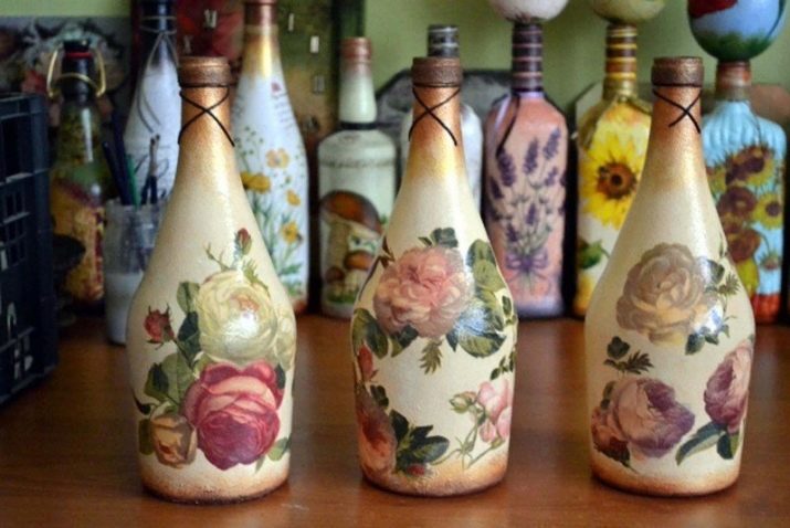 Декупаж пляшок (72 фото): прикраса туалетним папером і яєчною шкарлупою пляшки своїми руками, майстер-клас з об’ємного декупажу пляшок для чоловіків на 23 Лютого, декорування тканиною в стилі шеббі-шик